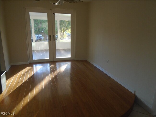 Building Photo - 991 April Ln