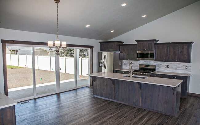 Building Photo - 4 Bedroom with Shop and View of the Mounta...