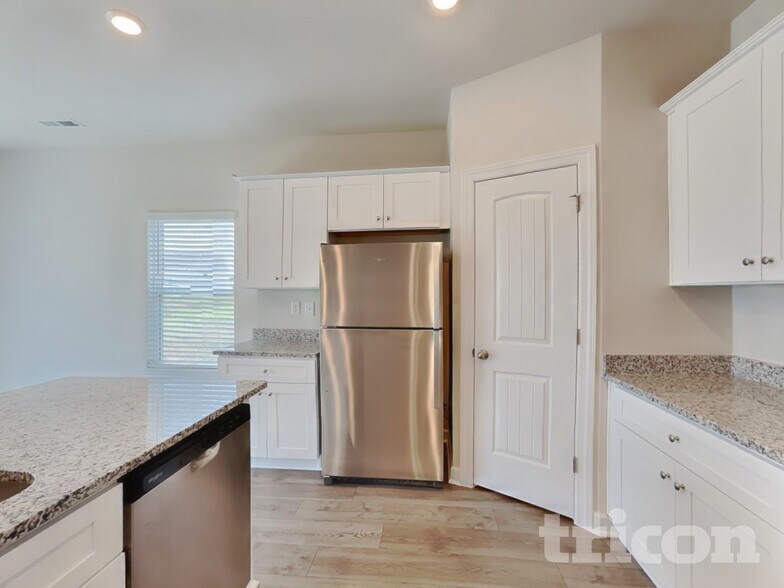 Building Photo - 3326 Quintana Dr