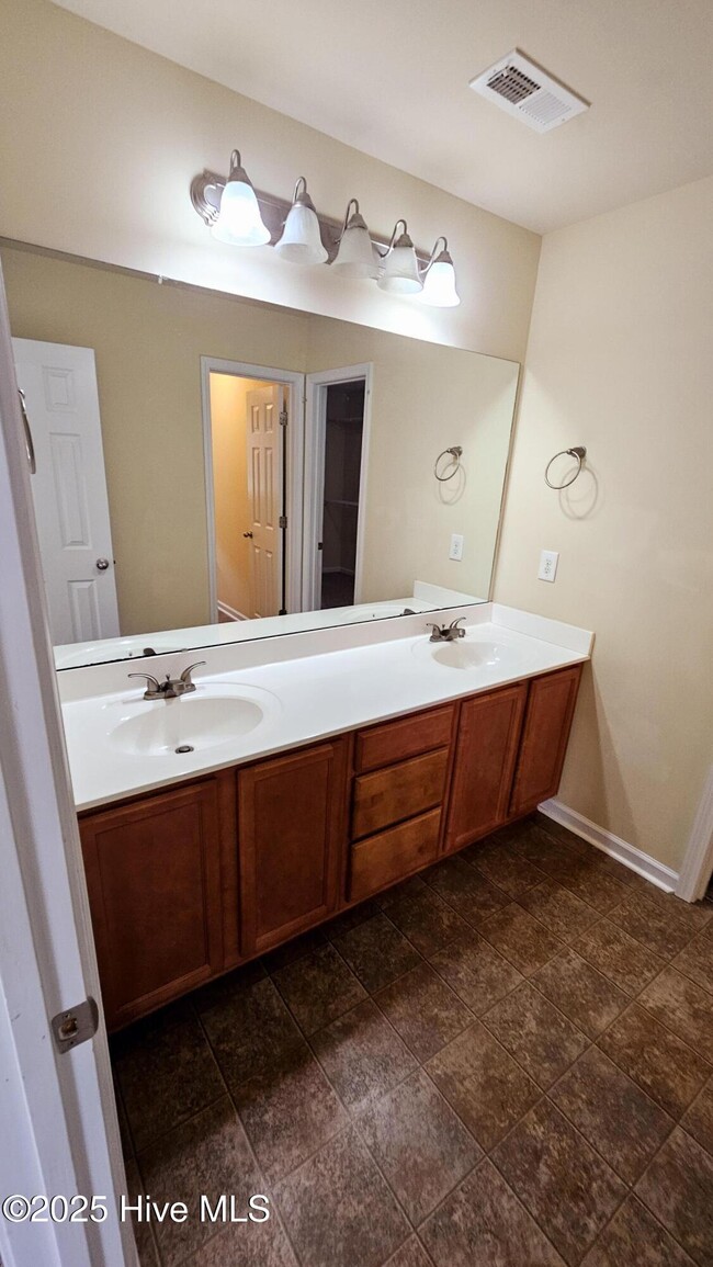 Building Photo - 714 Savannah Dr