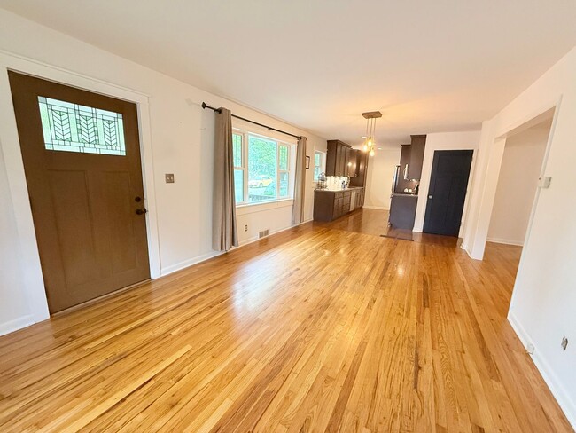 Building Photo - 1612 N Roosevelt Ave