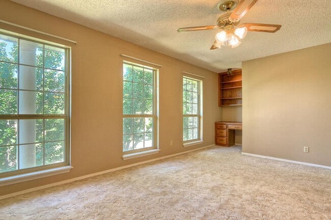 Building Photo - 2 bed, 2.5 bath townhome