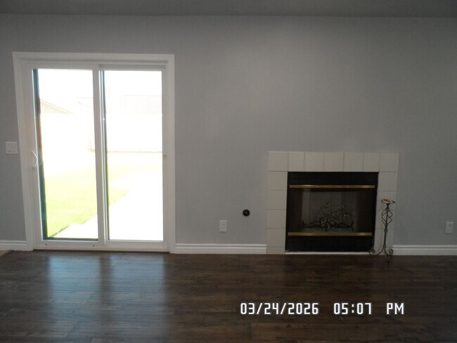 Building Photo - 3 Bedrooms, 2 Bathrooms, approx. 1112 sq. ft., 2 Car Garage, Solar Panels, Internet Included. Cos...