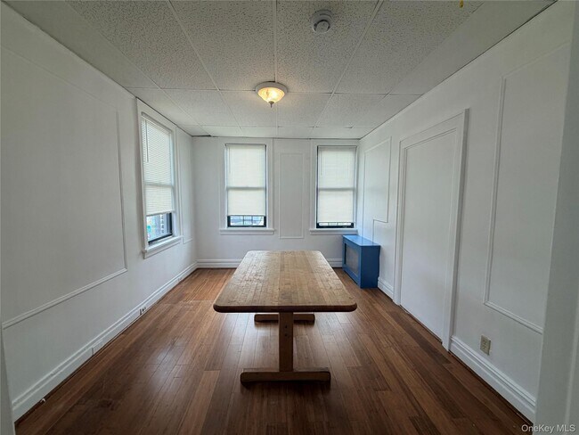 Building Photo - 266 Jericho Tpke