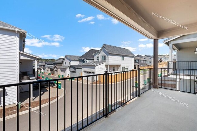 Building Photo - 3 Bedroom 2.5 Bathroom Stunner with Covere...