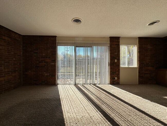 Building Photo - * Move-In Special * * Water Paid ; Washer/...