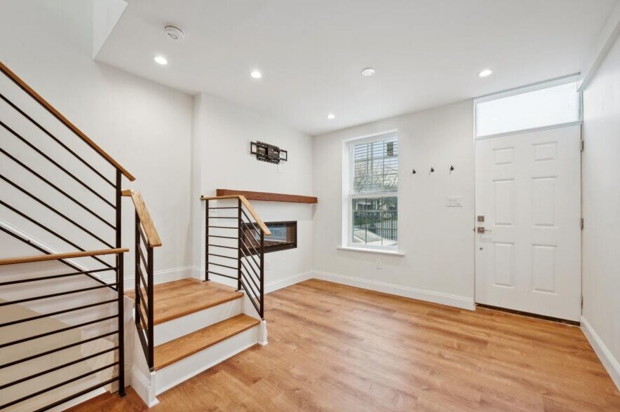 Building Photo - 344 N Sloan St