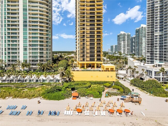 Building Photo - 16275 Collins Ave