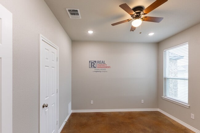 Building Photo - Modern Glen Rose Home with Open Layout