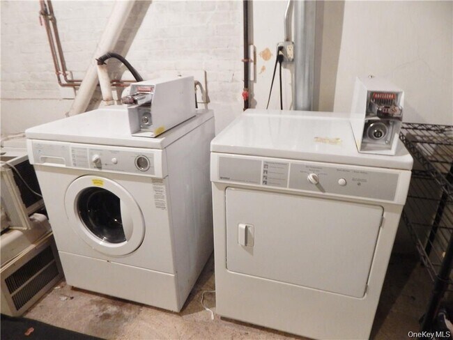 Building Photo - 7 S Broadway