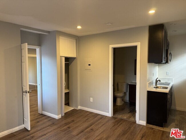 Building Photo - 6303 Vicland Pl