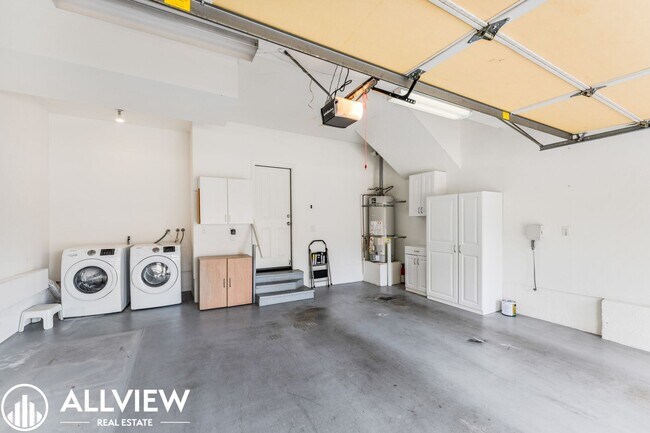Building Photo - Beautiful 3 Bedroom, 2.5 Bathroom Home in the Heart of Tustin Ranch