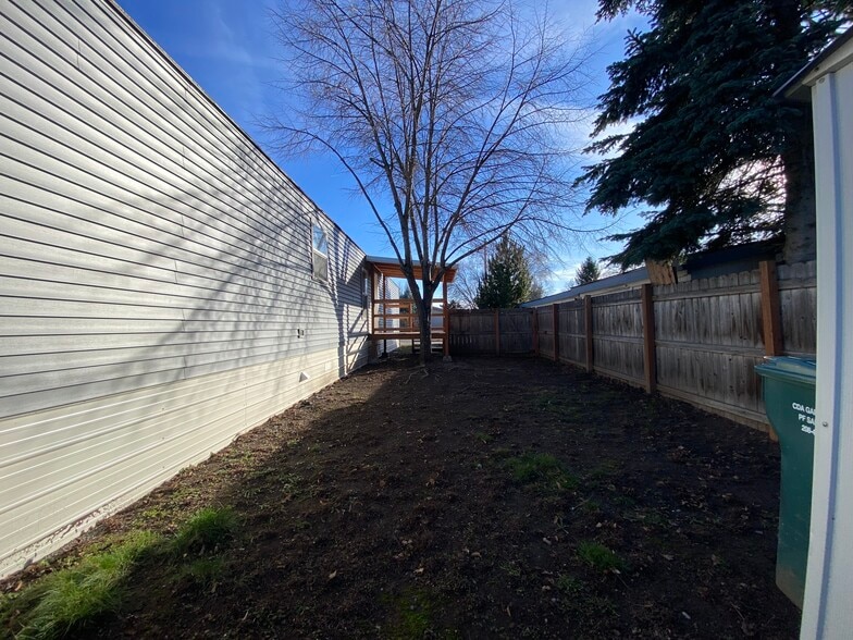 Building Photo - 2099 W Plymouth Cir