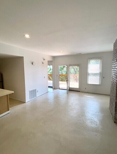 Building Photo - 543 Klotter Ave