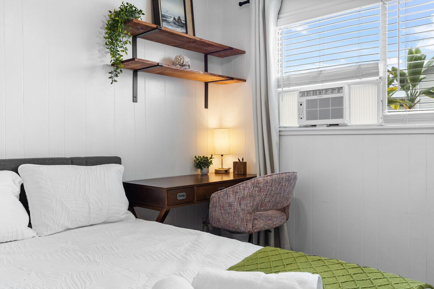 Building Photo - 485 Waianuenue Ave