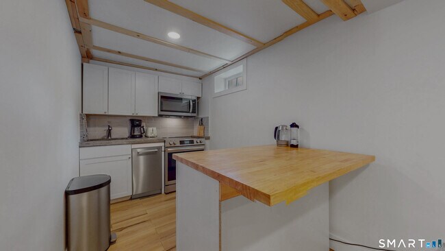 Building Photo - 444 Highland St