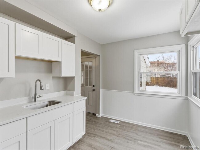 Building Photo - 108 W Kalama Ave