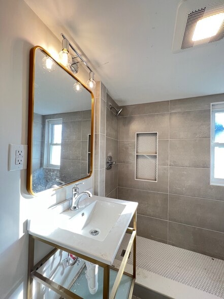 Bathroom - 27 Barry St