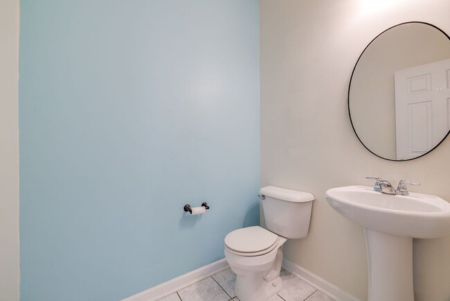 Building Photo - Spacious & Convenient