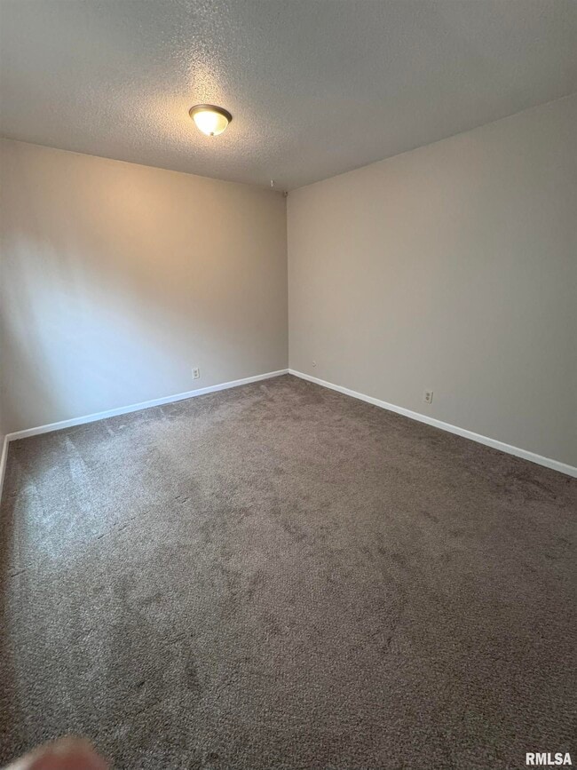 Building Photo - 5031 N Lakeside Pl