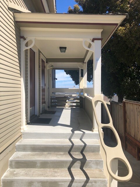 Building Photo - 638 Laine St