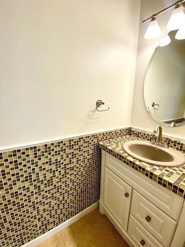 Building Photo - 3 Bedroom 2.5 Bath, 3 Car Garage w/Gorgeous Exterior