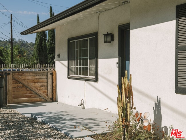 Building Photo - 917 N Ave 51