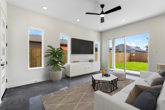 Building Photo - 8205 Parnell St