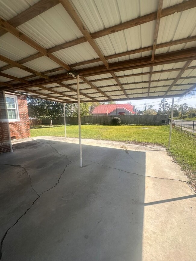 Building Photo - 3 Bed 2 Bath Brick Home with Fenced in Backyard and Additional Living Space