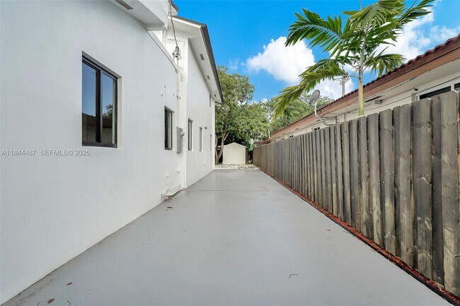 Building Photo - 972 SW 44th Ave