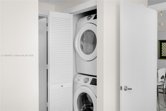 Building Photo - 950 Brickell Bay Dr