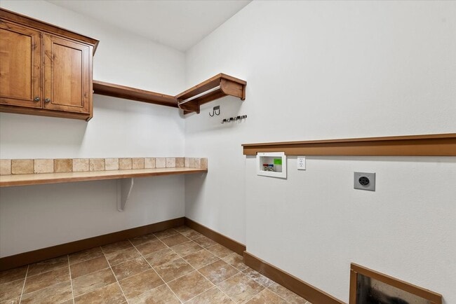 Building Photo - 5996 S Egmont Ave