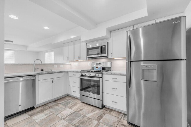 Building Photo - Large, Luxurious 2 Bedroom 2 Bath at Parkside at Alexandria