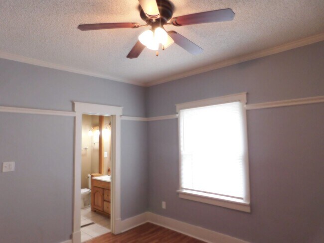 Building Photo - 4 Bedroom Home in El Dorado minutes from Down Town!