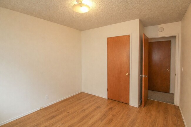 Building Photo - 4-Bedroom House with Fenced Backyard **Fresh Paint and New Flooring