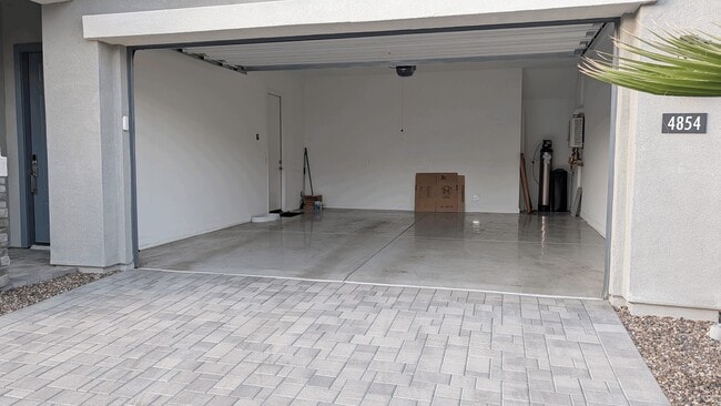 Building Photo - 4854 E Shady Glen Ave