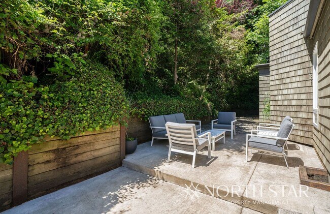 Building Photo - Stunning Views Close in NW Portland