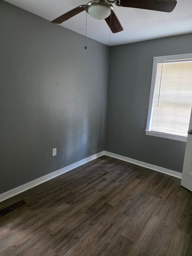 Building Photo - 3033 Woodview Dr