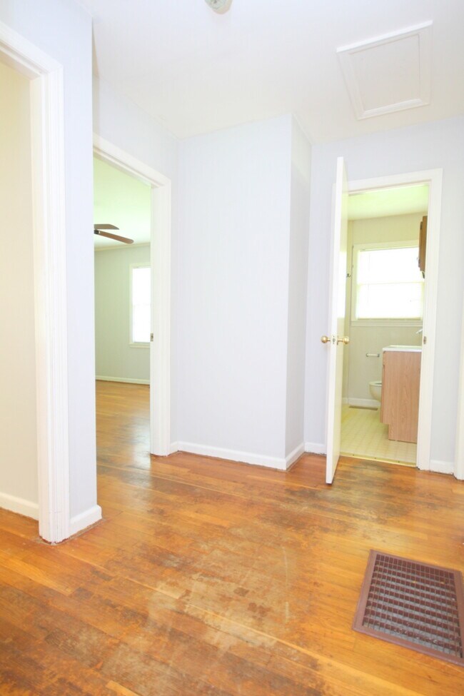 Building Photo - 2803 Mallory Ave NW