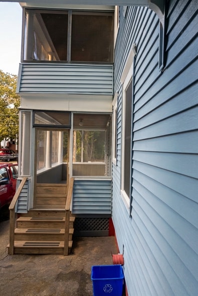 Building Photo - 67 Thorndike St