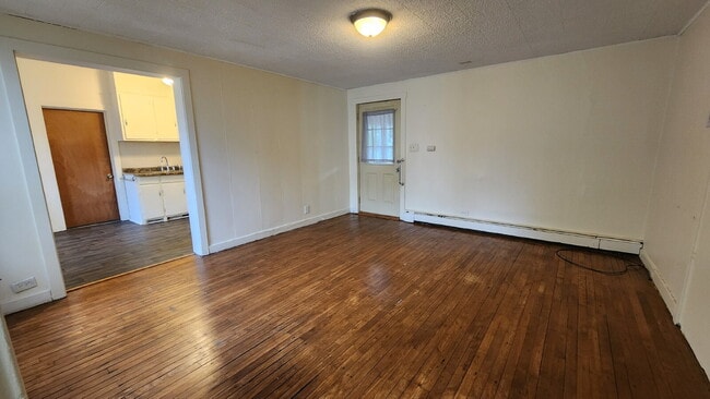 Building Photo - 2 Bedroom, 1 Bathroom with Laundry & Off Street Parking - Available August 1st!