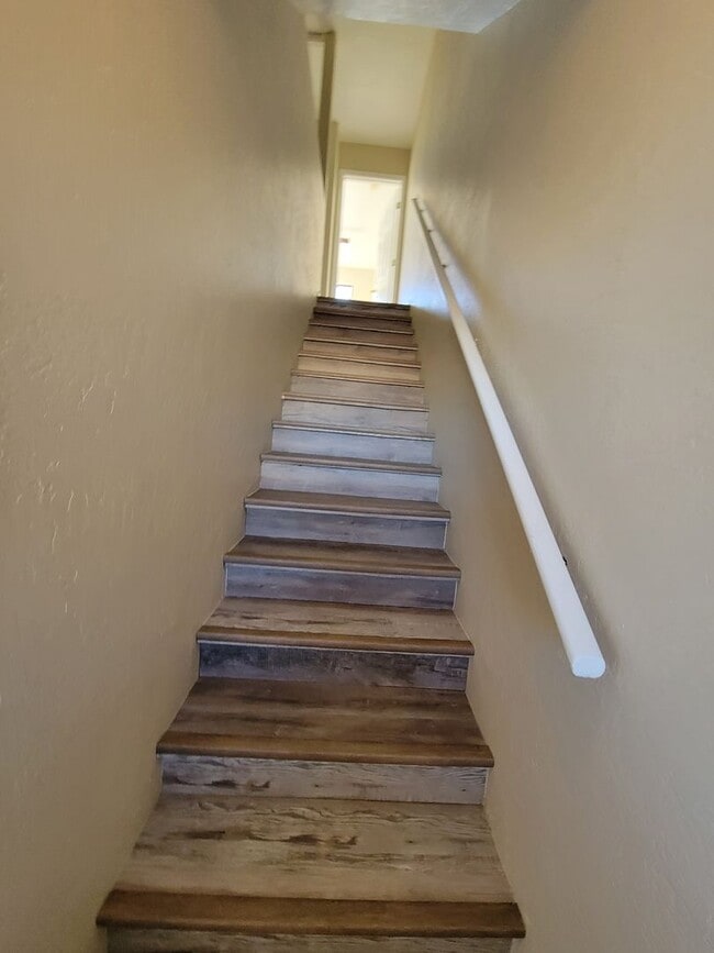 Building Photo - 3 BEDROOM 2 BATH 2 STORY HOME 4 PLEX END  UNIT A FREE RENT OAC