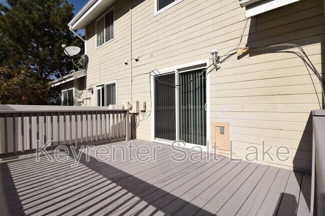 Building Photo - 6888 Hillside Village Cir