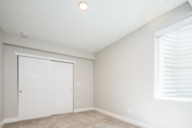 Building Photo - Modern 3 bed / 4 bath, 3 story townhome!