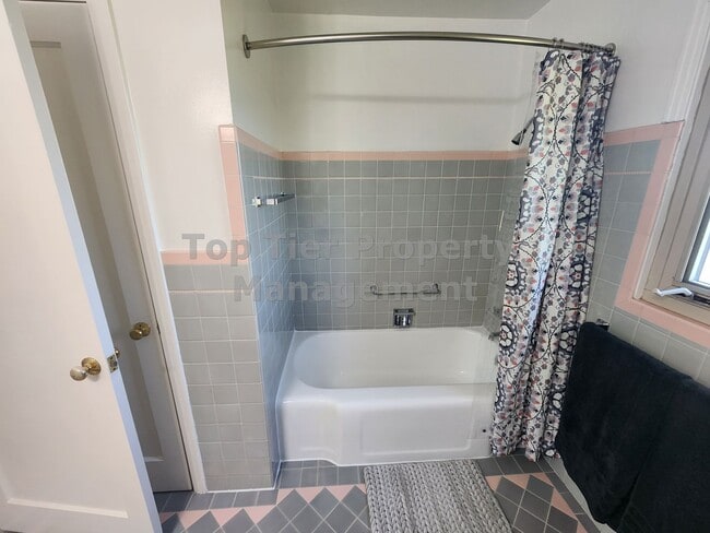 Building Photo - Charming 3 Bed, 2 Bath, 1,888 sqft House in Downtown Concord - Available 3/14 for lease!