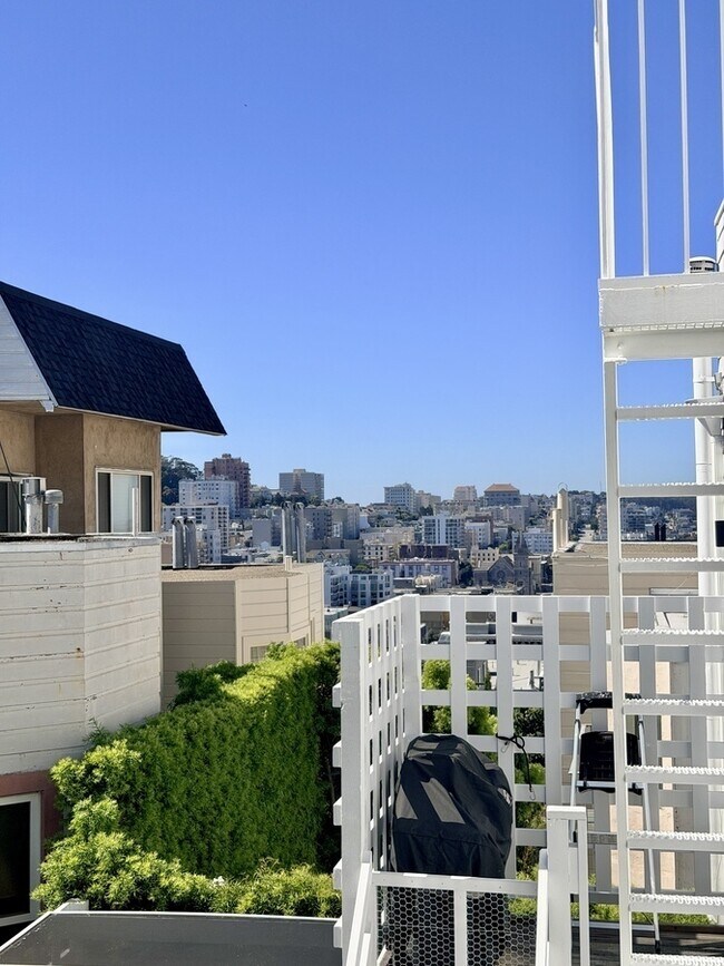 Building Photo - 1717 Jones St