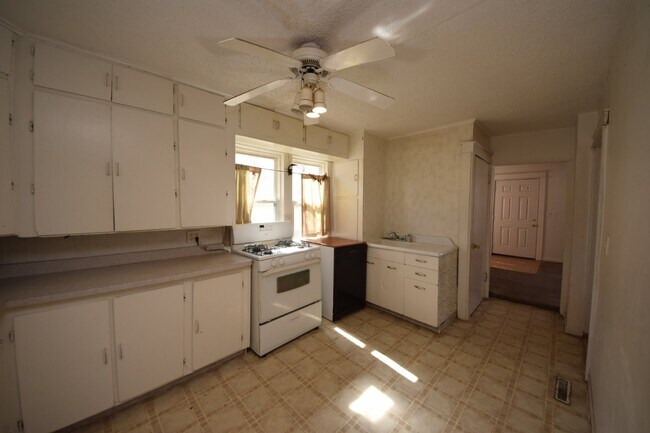 Building Photo - Spacious 2 bedroom, 1 bath home in highly ...