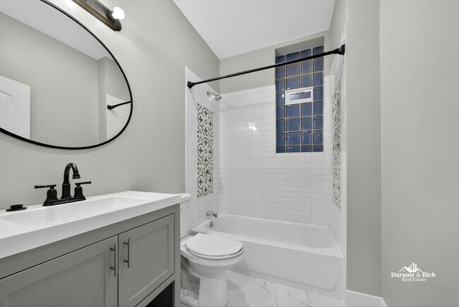 Building Photo - Gorgeous Lawndale 2 Bedroom Has it All