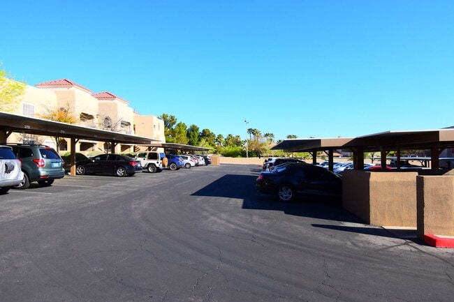 Building Photo - Beautiful 2 Bedroom, 2 Bath Condo in Summe...