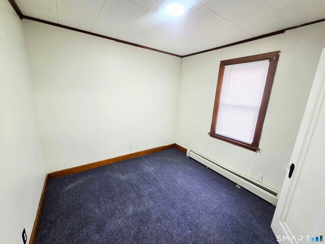 Building Photo - 387 Putnam Pike